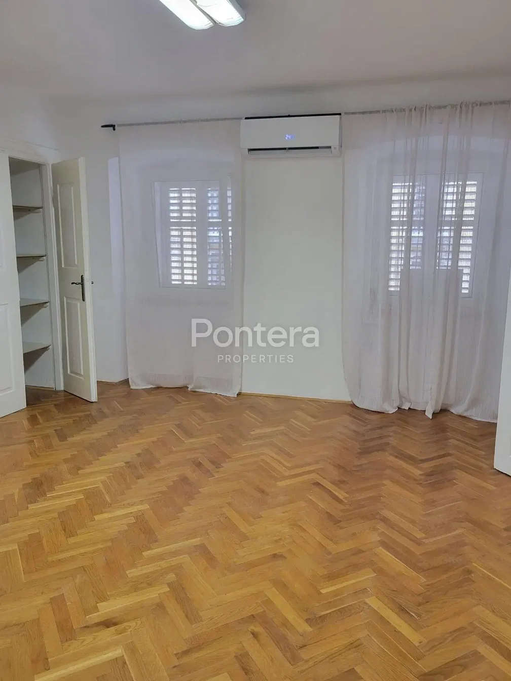 Salon; parquet, lumière naturelle