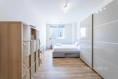 Bedroom; wood floor, natural light, modern style