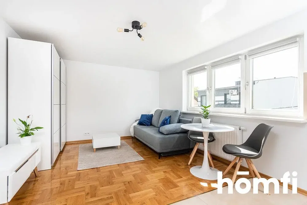 Wohnzimmer; holzboden, tageslicht, moderner stil