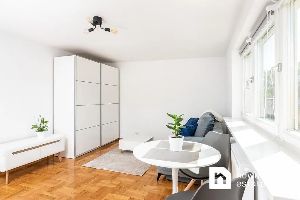 Wohnzimmer; holzboden, tageslicht, moderner stil