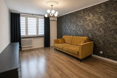 Obývací pokoj; dřevěná podlaha, přirozené světlo