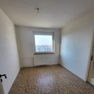 Quarto; luz natural, precisa de renovação, chão de azulejo