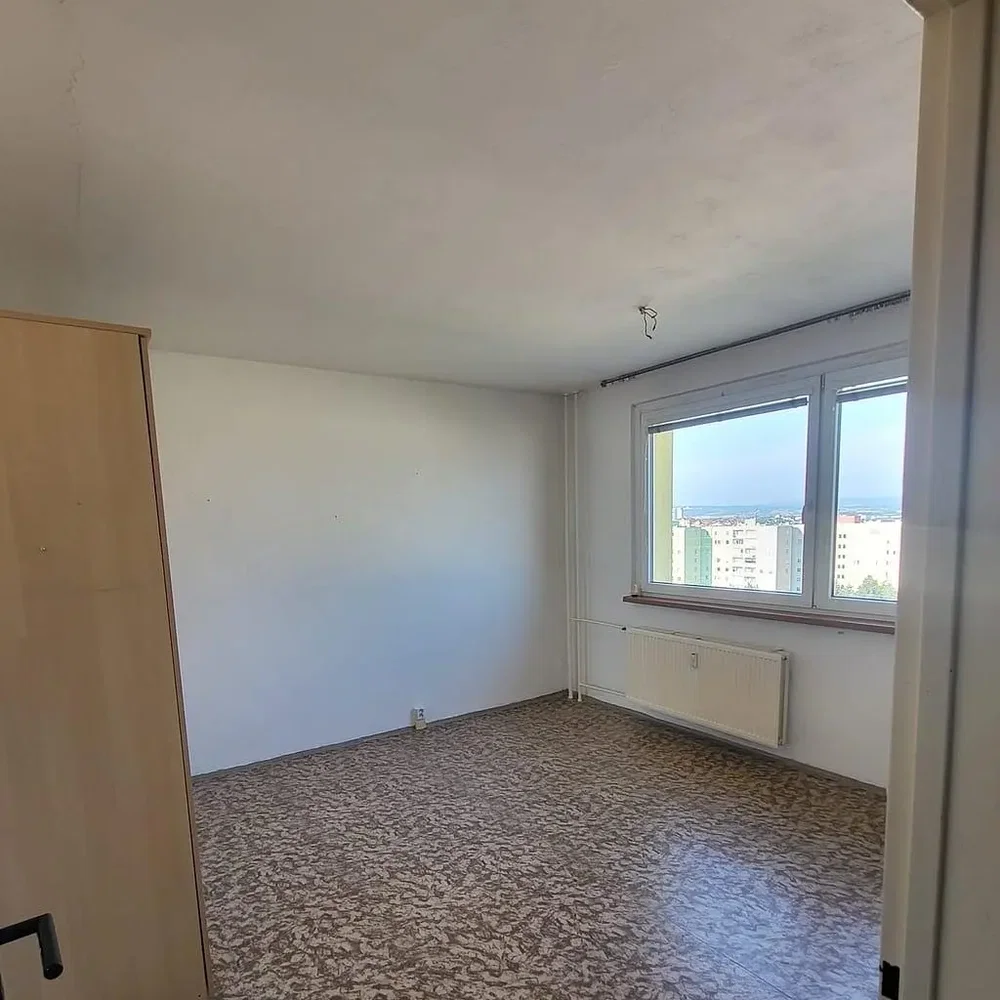 Quarto; vista, chão de azulejo, luz natural