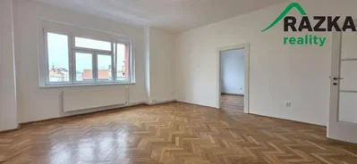 Obývací pokoj; dřevěná podlaha, přirozené světlo