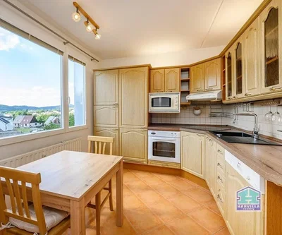 Cucina; elettrodomestici, vista, luce naturale, pavimento in piastrelle