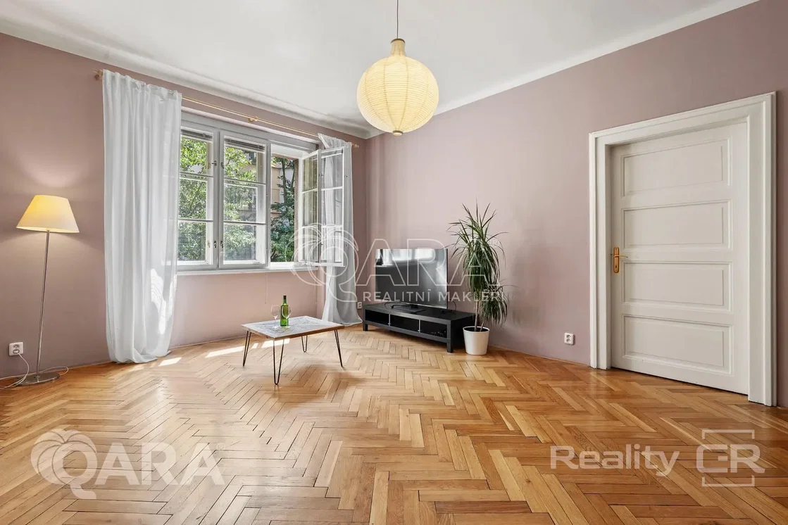 Obývací pokoj; dřevěná podlaha, přirozené světlo, moderní styl