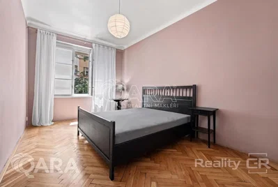 Ložnice; dřevěná podlaha, přirozené světlo