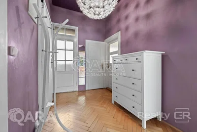 Komora; dřevěná podlaha, přirozené světlo