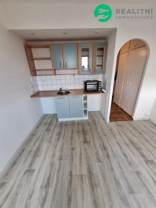 Kuchyně; kuchyňské spotřebiče, dlažba