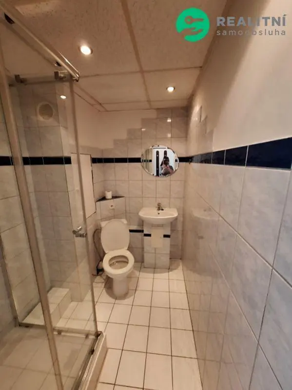 Toaleta; dlažba, nutná rekonstrukce