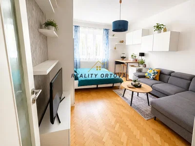 Living room; natural light, wood floor, modern style