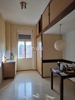 Cucina; pavimento in piastrelle, luce naturale