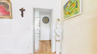 Altro; pavimento in legno, luce naturale