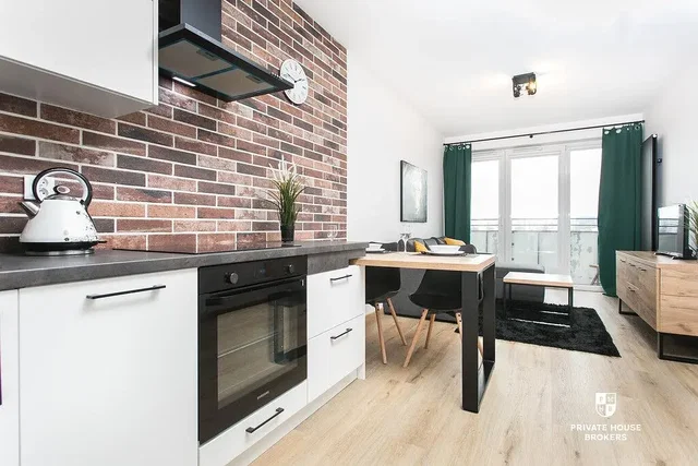 Küche; küchengeräte, holzboden, tageslicht, moderner stil