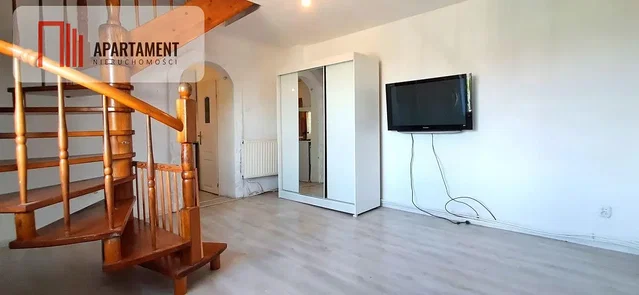 Outro; chão de madeira, luz natural, precisa de renovação