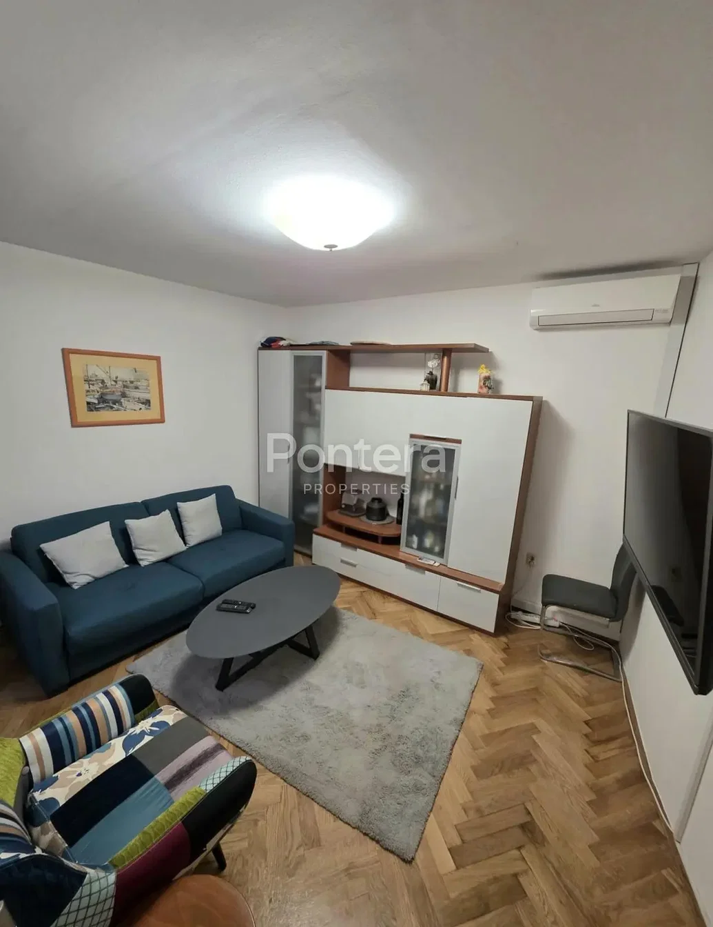 Woonkamer; houten vloer, natuurlijk licht