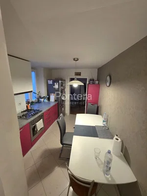 Keuken; keukenapparatuur, tegelvloer