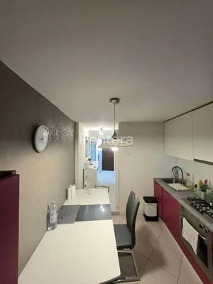 Keuken; tegelvloer, keukenapparatuur, natuurlijk licht