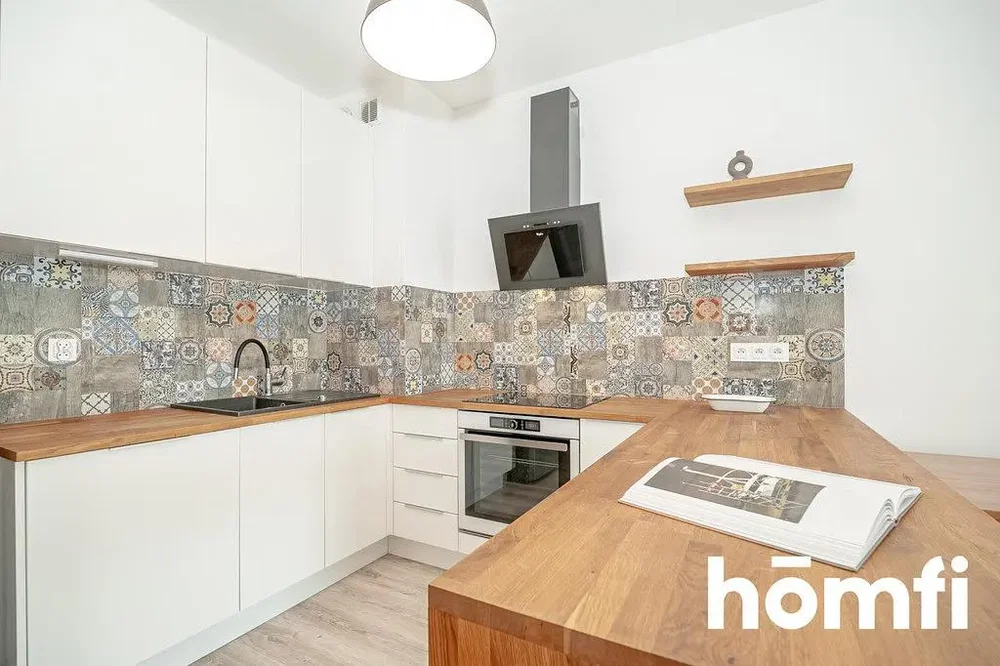 Cuisine; électroménager, parquet, rénové, lumière naturelle