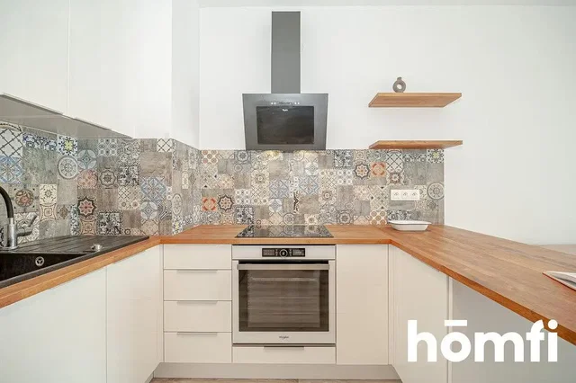 Keuken; keukenapparatuur, houten vloer