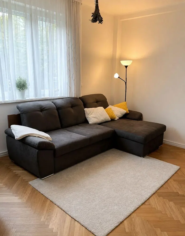 Obývací pokoj; dřevěná podlaha, přirozené světlo