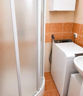 Koupelna; dlažba, přirozené světlo