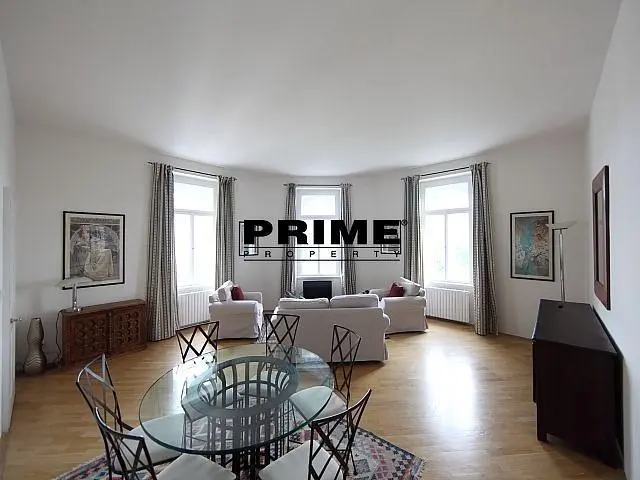 Woonkamer; houten vloer, natuurlijk licht, moderne stijl