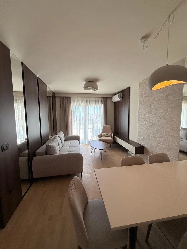 Obývací pokoj; dřevěná podlaha, přirozené světlo, moderní styl