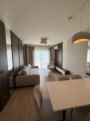 Obývací pokoj; dřevěná podlaha, přirozené světlo, moderní styl