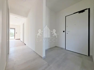 Obývací pokoj; dlažba, přirozené světlo, nutná rekonstrukce