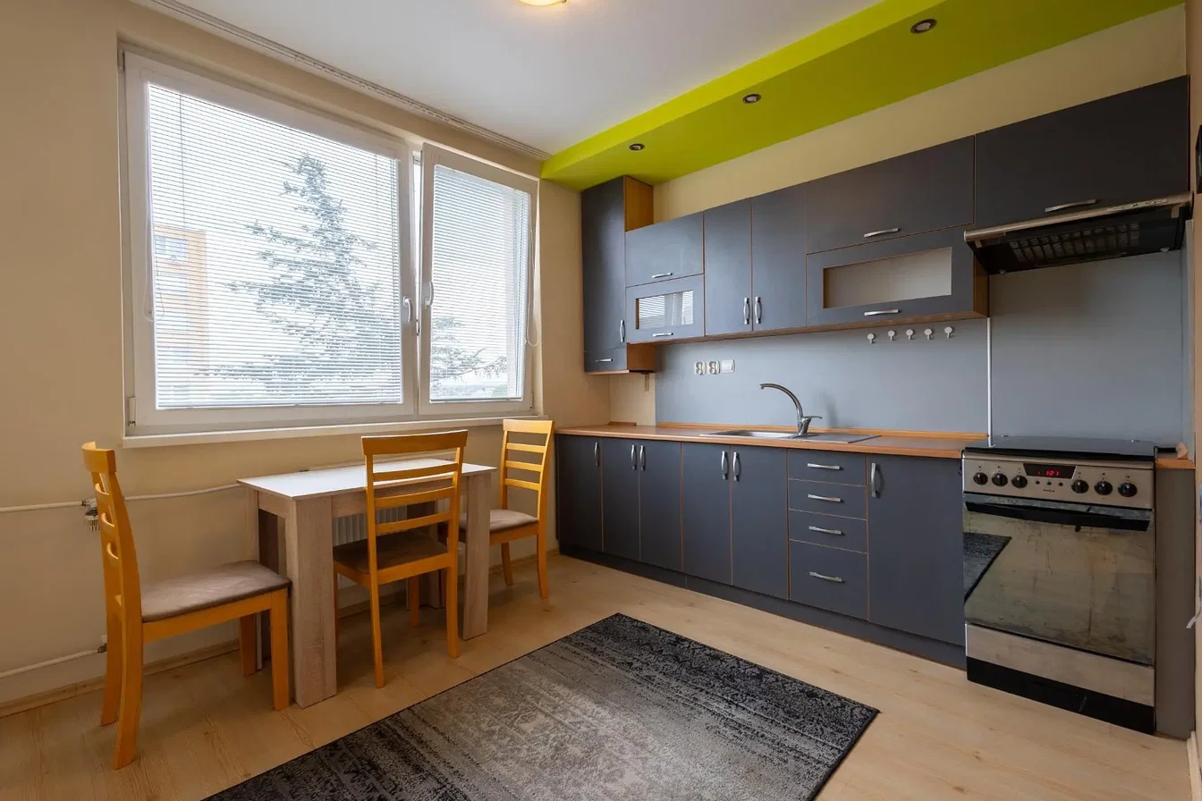 Cuisine; électroménager, parquet, lumière naturelle