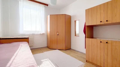 Sypialnia; światło dzienne, podłoga drewniana