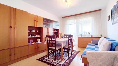 Salon; światło dzienne, podłoga drewniana
