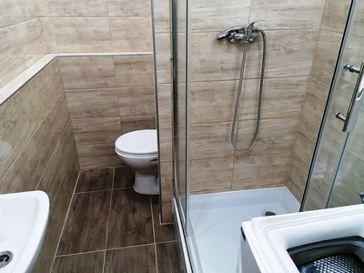 Toaleta; dlažba, po rekonstrukci, přirozené světlo