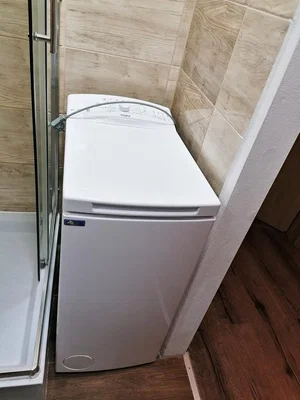 Toaleta; dlažba, dřevěná podlaha