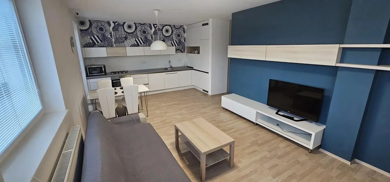 Woonkamer; natuurlijk licht, houten vloer, moderne stijl, keukenapparatuur