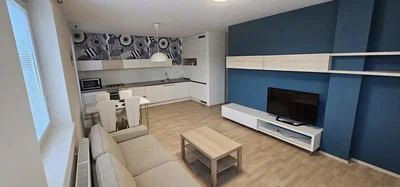 Woonkamer; natuurlijk licht, tegelvloer, moderne stijl