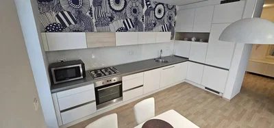 Keuken; keukenapparatuur, houten vloer, gerenoveerd, natuurlijk licht
