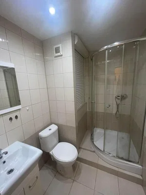 Toilette; fliesenboden, tageslicht