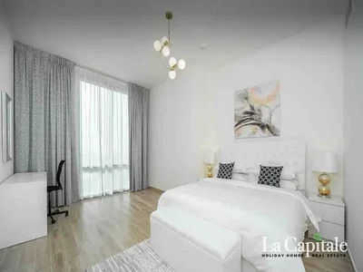 Ložnice; přirozené světlo, dřevěná podlaha, moderní styl