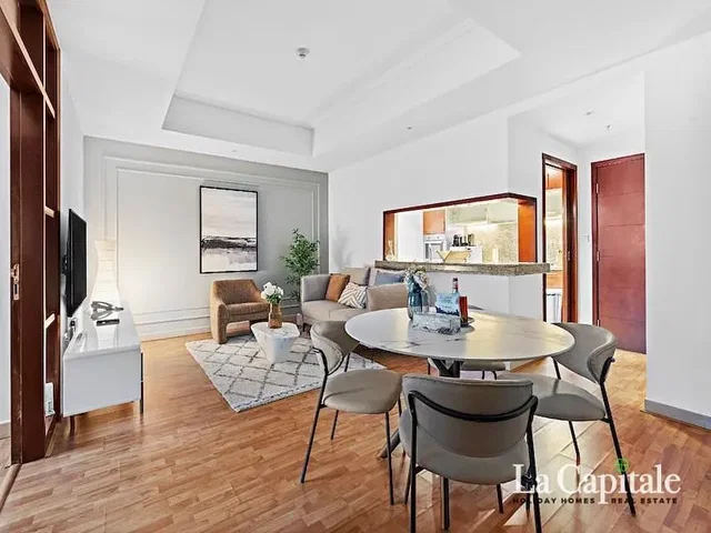 Woonkamer; houten vloer, natuurlijk licht, moderne stijl