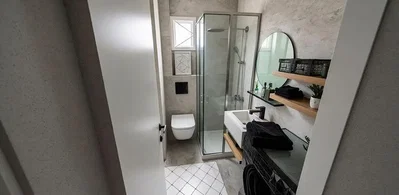 Salle de bain; carrelage, lumière naturelle, rénové