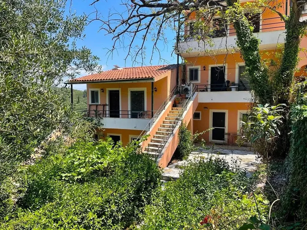 Maison et environs; lumière naturelle, vue