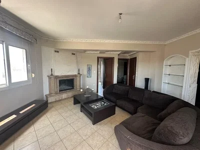 Salon; carrelage, cheminée, lumière naturelle