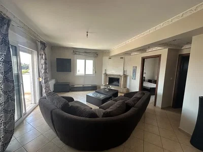 Salon; lumière naturelle, cheminée, carrelage