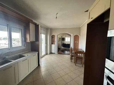 Cuisine; carrelage, électroménager, lumière naturelle