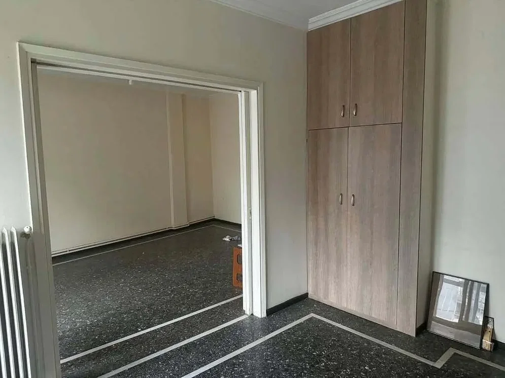 Chambre; parquet, nécessite rénovation, lumière naturelle