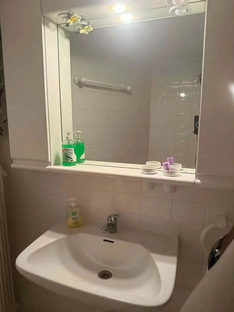 Salle de bain; carrelage, nécessite rénovation