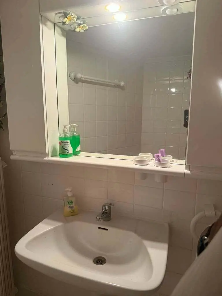 Salle de bain; carrelage, nécessite rénovation