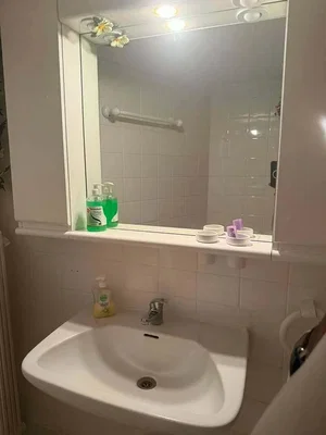 Salle de bain; carrelage, nécessite rénovation